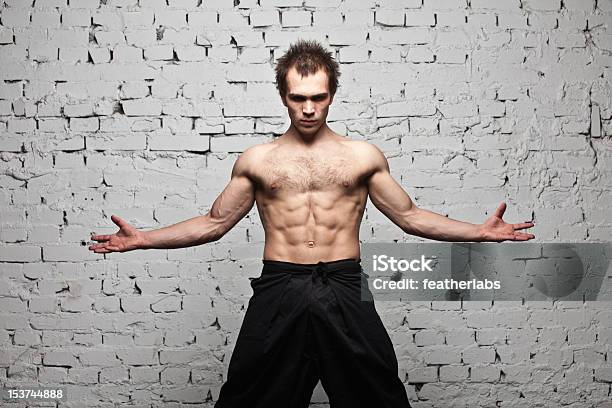 Starke Muskulatur Mann Aufenthalt Im White Brick Wall Stockfoto und mehr Bilder von Alles hinter sich lassen