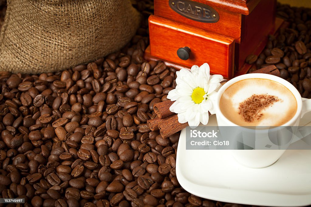 Taza de café en granos de tostado pila - Foto de stock de Alimento tostado libre de derechos