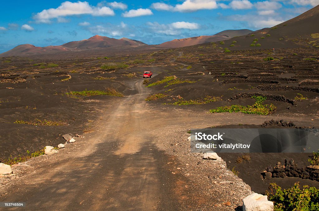 Isla de Lanzarote paisaje de viñedos de la isla - Foto de stock de Coche libre de derechos