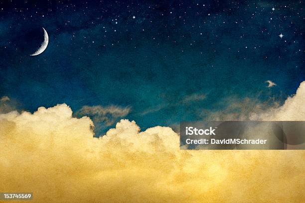 Vintage Cielo Di Notte Con Luna E Nuvole Crescent - Fotografie stock e altre immagini di Stile retrò - Stile retrò, Cielo, Vecchio stile