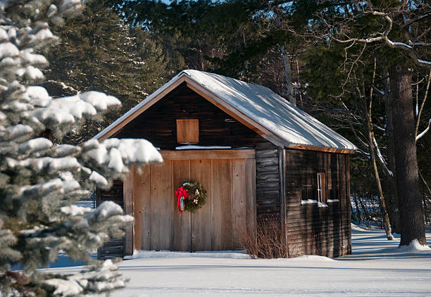 страна barn на рождество - wreath christmas door snow стоковые фото и изображения