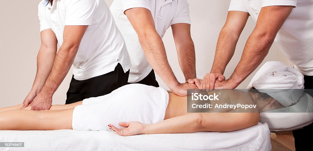 Junge schöne Frau, die eine massage bekommt - Lizenzfrei Menschengruppe Stock-Foto