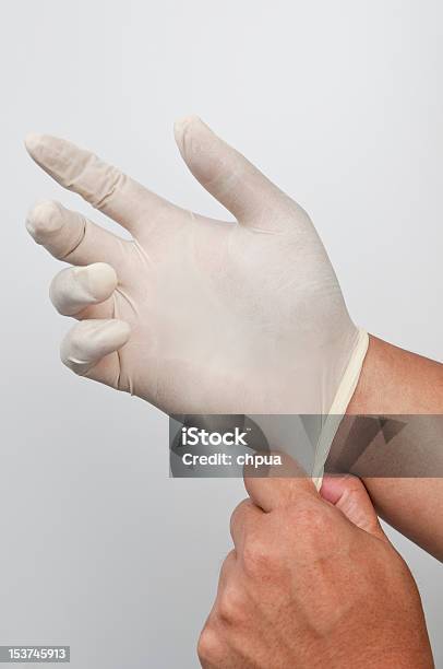 Homem Mão Com Luva De Borracha - Fotografias de stock e mais imagens de Braço Humano - Braço Humano, Fotografia - Imagem, Luva - Vestuário para Proteção