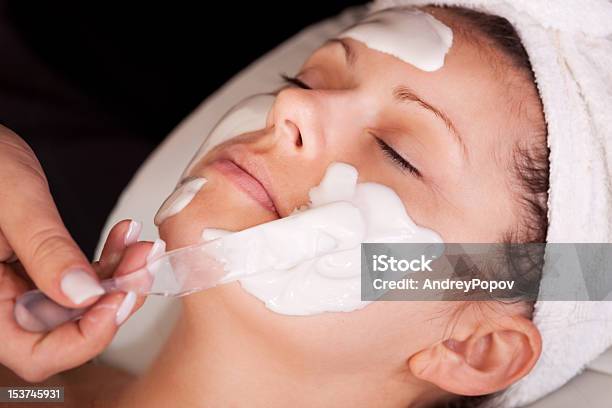 Giovane Donna Ottenere Trattamento Viso Maschera - Fotografie stock e altre immagini di Adulto - Adulto, Bellezza, Benessere