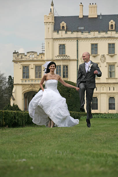 le marié et la mariée course - anti smoking photos et images de collection