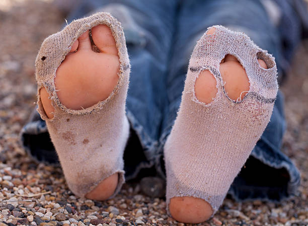 calcetines para niños con muchos orificios - child human foot barefoot jeans fotografías e imágenes de stock