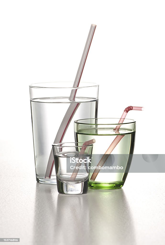 Bicchieri di acqua con la pipetta - Foto stock royalty-free di Rifrazione