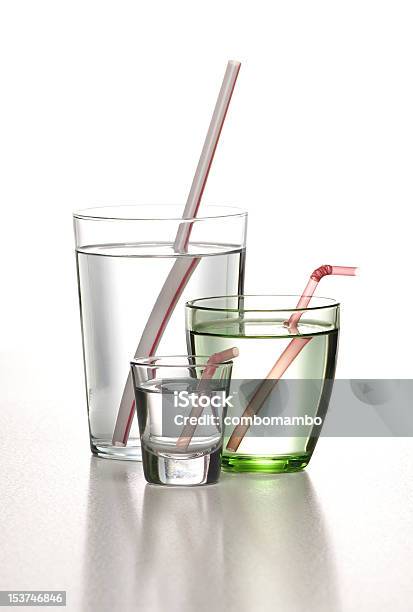 Bicchieri Di Acqua Con La Pipetta - Fotografie stock e altre immagini di Rifrazione - Rifrazione, Bicchiere, Cannuccia