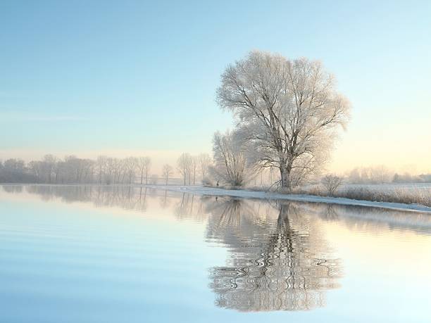 冬季の夕暮れの風景 - reflection water snow river ストックフォトと画像