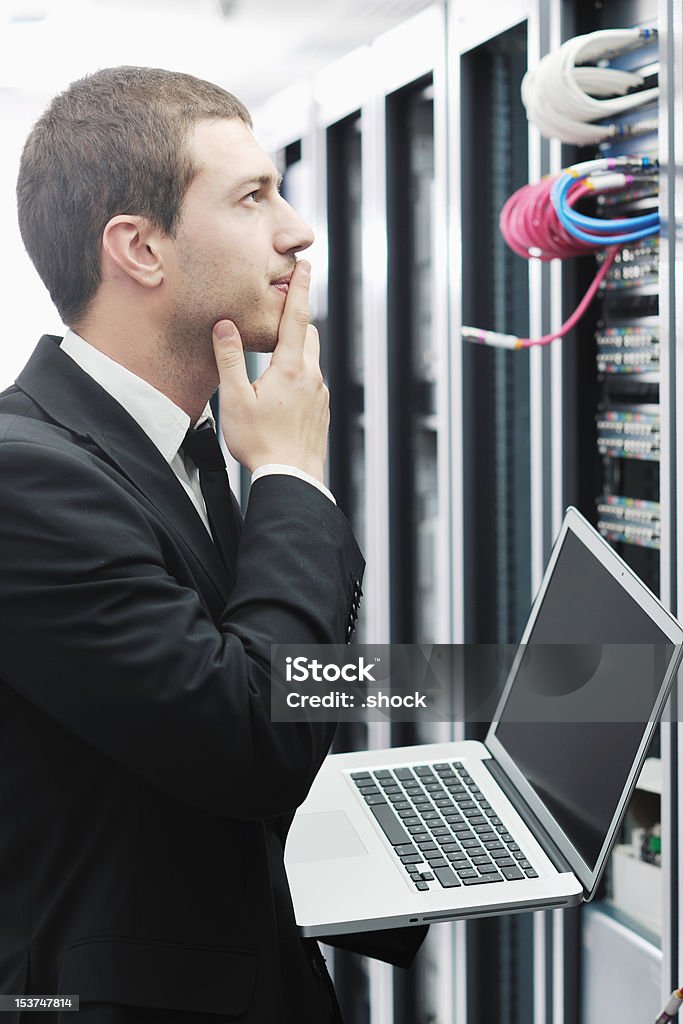Empresário com o laptop na sala de servidores de rede - Royalty-free Adulto Foto de stock