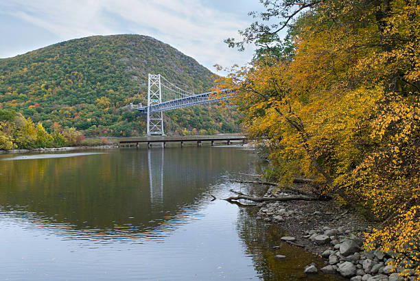 otoño de bear mountain puente - bear mountain bridge fotografías e imágenes de stock
