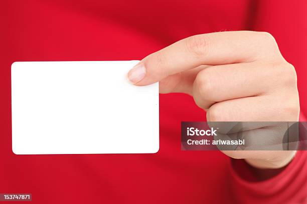 ビジネスカード名様 - クレジットカードのストックフォトや画像を多数ご用意 - クレジットカード, 人間の手, 赤背景