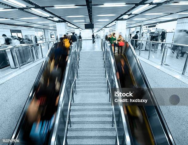 Innenansicht Von Einer Ubahnstation Stockfoto und mehr Bilder von Rolltreppe - Rolltreppe, Menschenmenge, Treppe