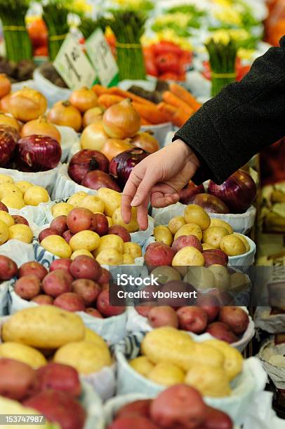 Wählen Sie Dazu Kartoffeln In Einer Überdachten Markt Stockfoto und mehr Bilder von Bauernmarkt