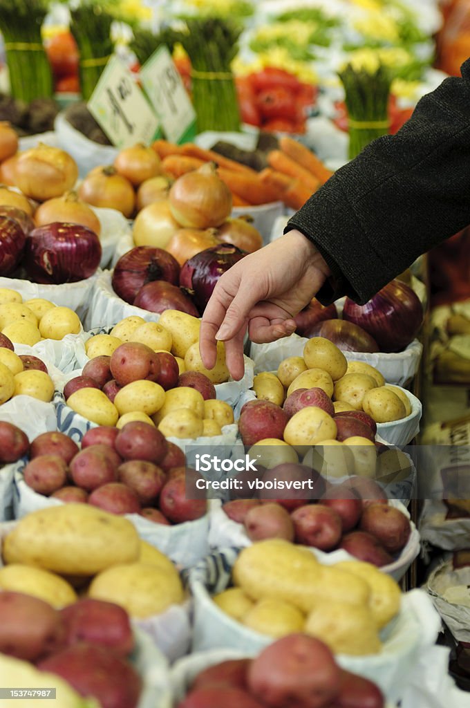 Scelta di patate in un mercato coperto - Foto stock royalty-free di Alimentazione sana