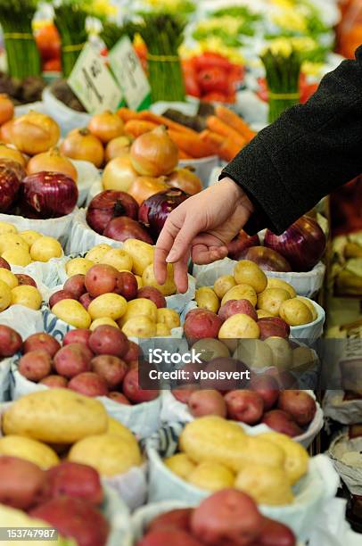 Выбор Картофель В Крытый Рынок — стоковые фотографии и другие картинки Благополучие - Благополучие, В помещении, Вертикальный
