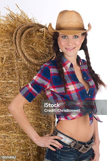 Photo libre de droit de Ouest De Cowgirl Debout Femme Sappuyant Sur Paille Foin Bale banque d'images et plus d'images libres de droit de Abdomen