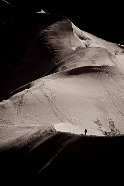 Solo caminhante em Aiguille du Midi Arete - foto de acervo