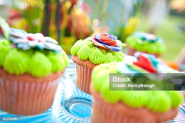 Зеленый Лайм Красочные Чашка Торты — стоковые фотографии и другие картинки Без людей - Без людей, Бисквитный торт, Вечеринка