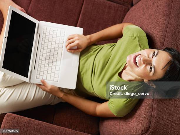 女性pc 笑うのソファー - 1人のストックフォトや画像を多数ご用意 - 1人, 30-34歳, 30代