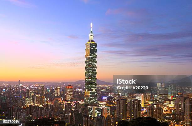 Taipei Edificios De La Ciudad Por La Noche Foto de stock y más banco de imágenes de Taipei 101 - Taipei 101, Aire libre, Anochecer