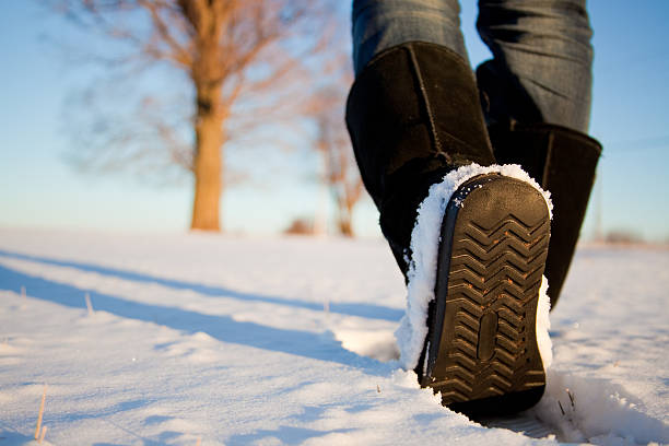 a piedi attraverso la neve - snow hiking foto e immagini stock