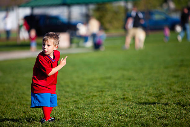 Confundida fútbol niño - foto de stock