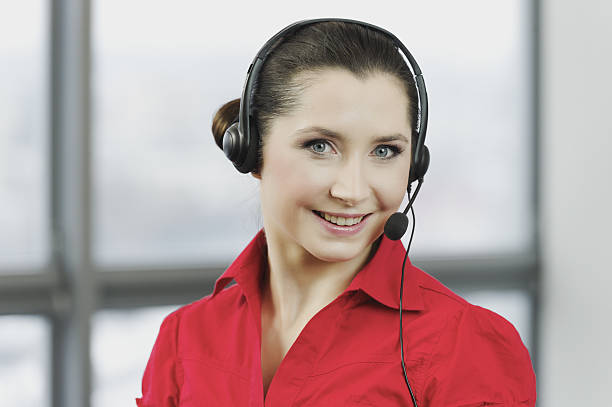 femme telephonist - hotel reception customer service representative headset receptionist photos et images de collection