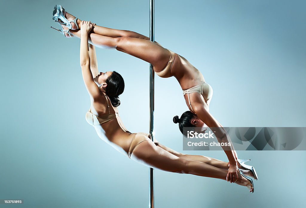 Due donne sexy - Foto stock royalty-free di Ballerina di pole dance