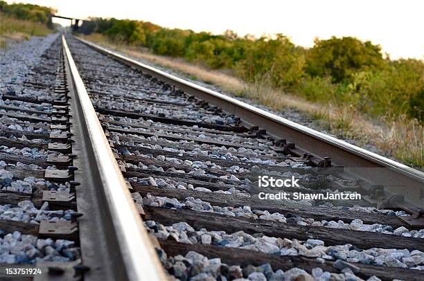 열차 트랙 0명에 대한 스톡 사진 및 기타 이미지 - 0명, 가을, 교량