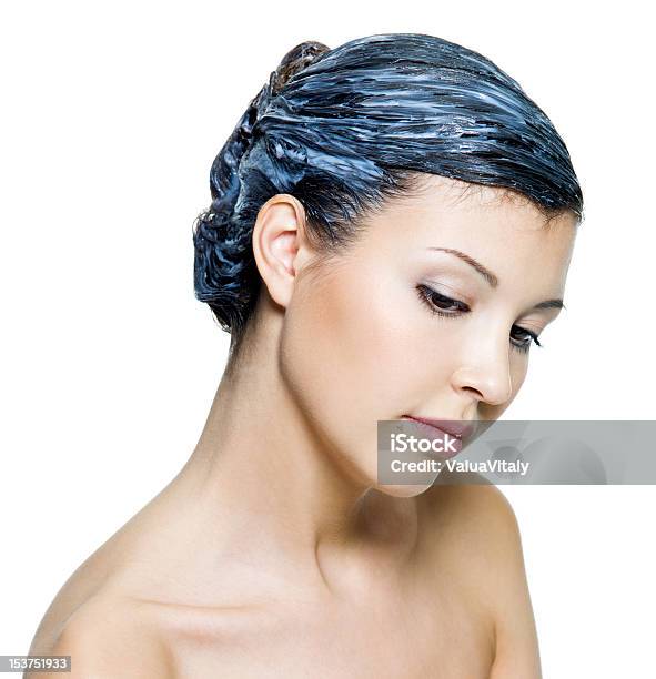 Piękna Młoda Kobieta Farbowanie Włosów - zdjęcia stockowe i więcej obrazów 20-29 lat - 20-29 lat, Barwnik, Białe tło