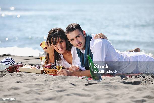Junges Paar Genießen Ein Picknick Am Strand Stockfoto und mehr Bilder von Alkoholisches Getränk - Alkoholisches Getränk, Apfel, Braunes Haar