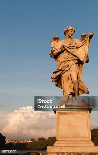 Ангелs Statue On Понте Сантангело — стоковые фотографии и другие картинки Ангел - Ангел, Архитектура, Без людей