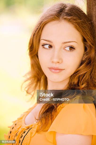 Foto de Retrato Da Bela Jovem e mais fotos de stock de 20-24 Anos - 20-24 Anos, Adulto, Amarelo