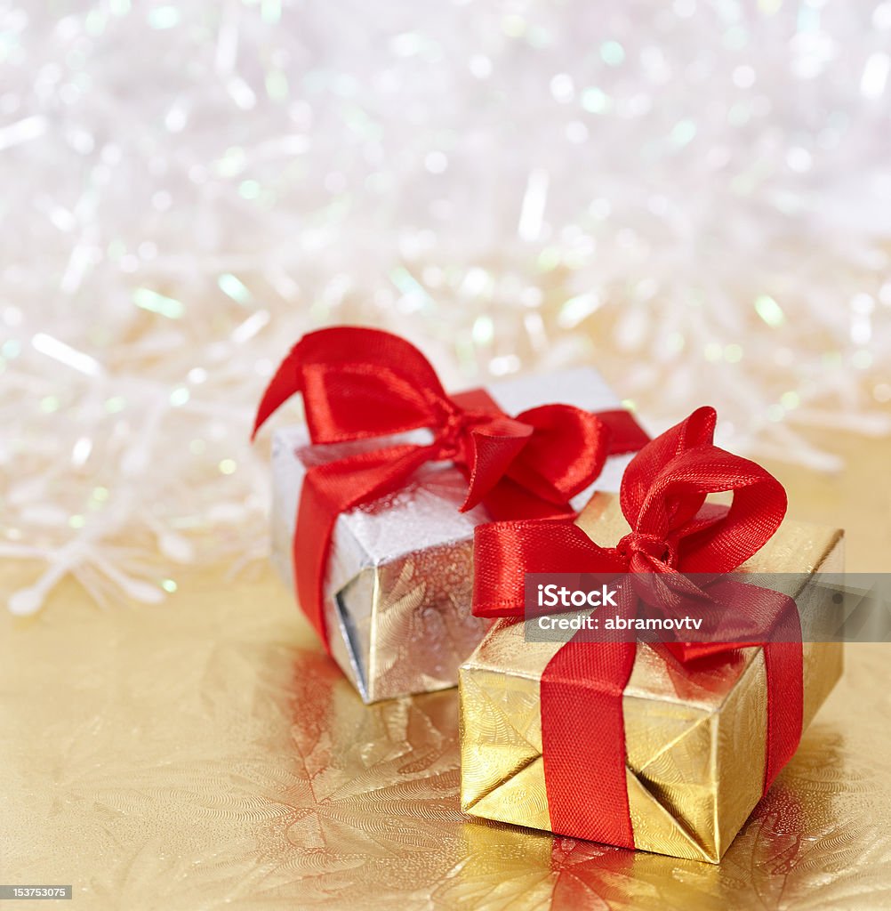선물 상자에 사색적 골든 및 광택 (흰색 배경 - 로열티 프리 0명 스톡 사진