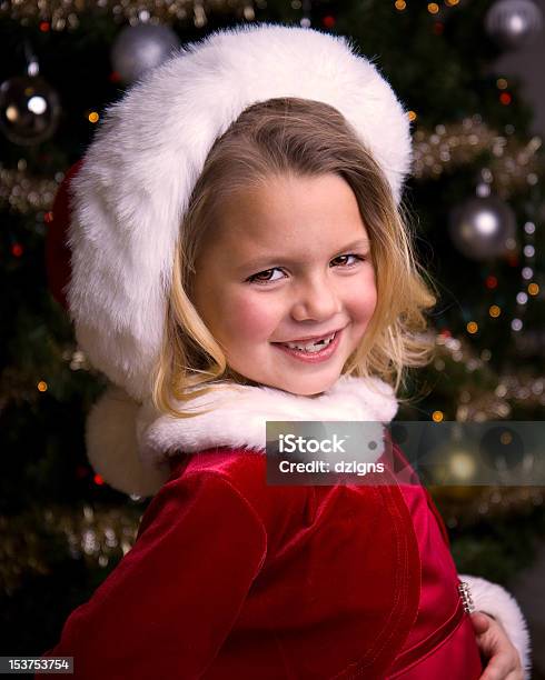 사랑스러운 소녀만 만들진 산타 모자 12월에 대한 스톡 사진 및 기타 이미지 - 12월, 곱슬 머리, 공휴일