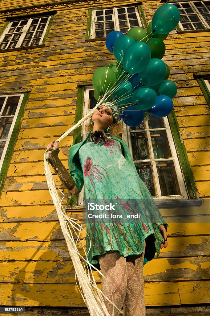 Giovane ragazza gioca con i palloncini - Foto stock royalty-free di Adulto