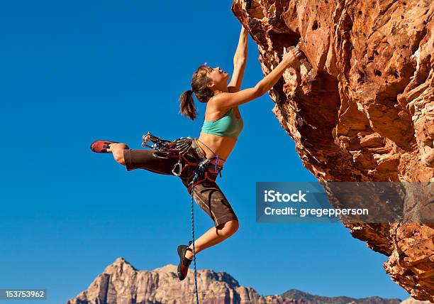 Weibliche Felsklettern Klammert Sich An Einer Klippe Stockfoto und mehr Bilder von Felsklettern