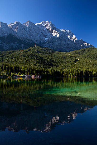 Zugspitze e o Lago Eibsee-Bavária, Alemanha - foto de acervo