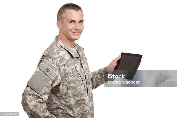Serviceman Sosteniendo Un Ordenador Tableta Foto de stock y más banco de imágenes de Tableta digital - Tableta digital, Ejército, Mano humana