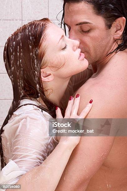 男性と女性に愛がキスのシャワー - シャワーのストックフォトや画像を多数ご用意 - シャワー, 官能, 赤毛