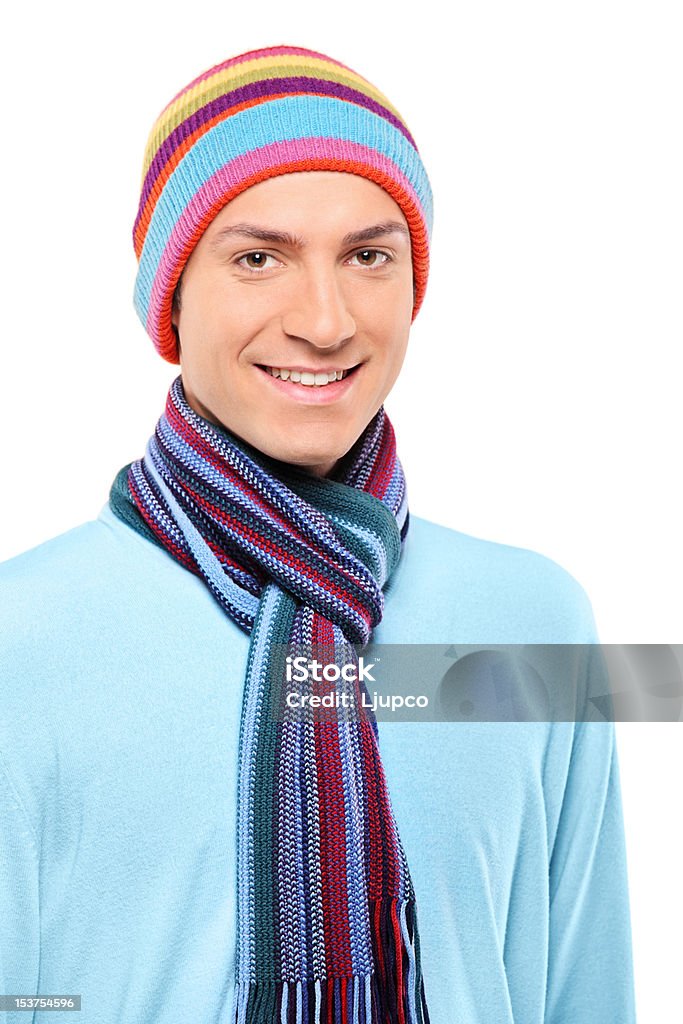 Szczęśliwy uśmiech człowiek na sobie kapelusz i Szalik - Zbiór zdjęć royalty-free (Mężczyźni)