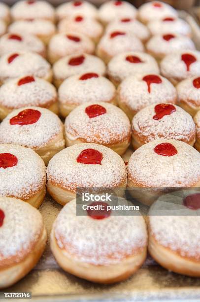 Hannuka Donuts - Fotografie stock e altre immagini di Bombolone - Bombolone, Cibo, Composizione verticale
