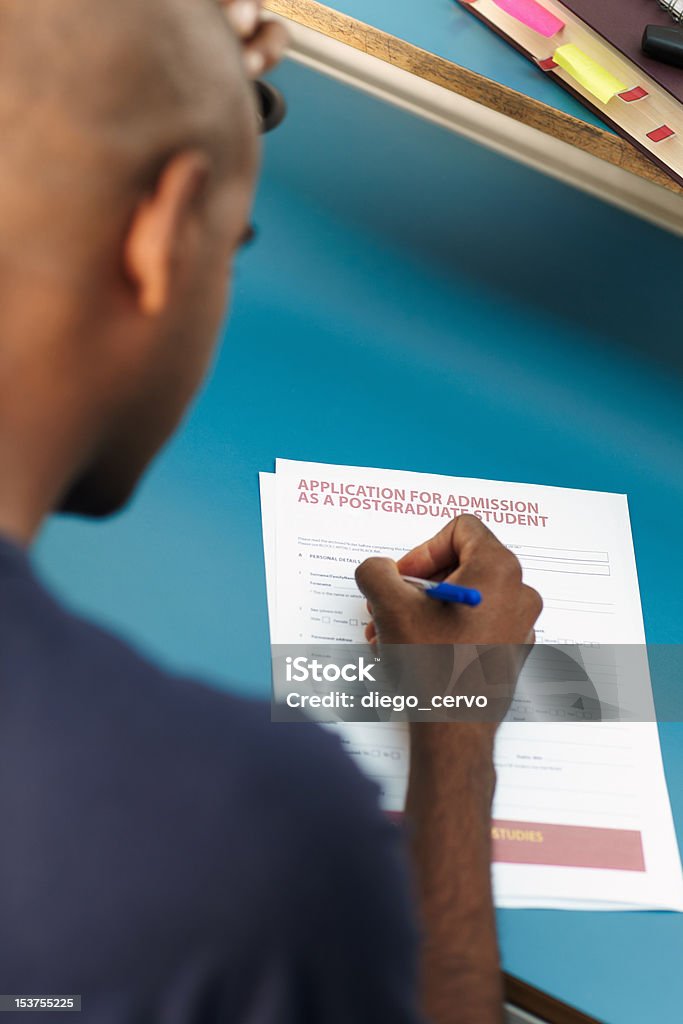 Estudiante llenar el formulario de solicitud - Foto de stock de Formulario de solicitud libre de derechos