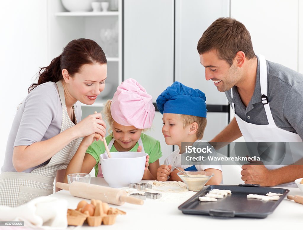 Adorável família assando juntos na cozinha - Foto de stock de Adulto royalty-free
