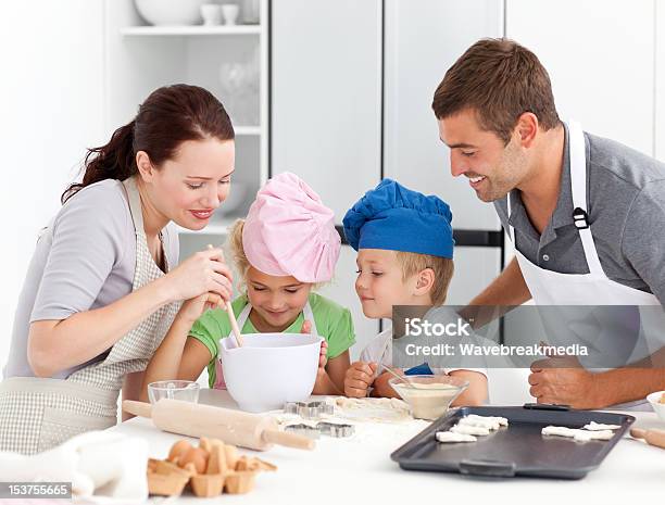 Foto de Adorável Família Assando Juntos Na Cozinha e mais fotos de stock de Adulto - Adulto, Alegria, Assar