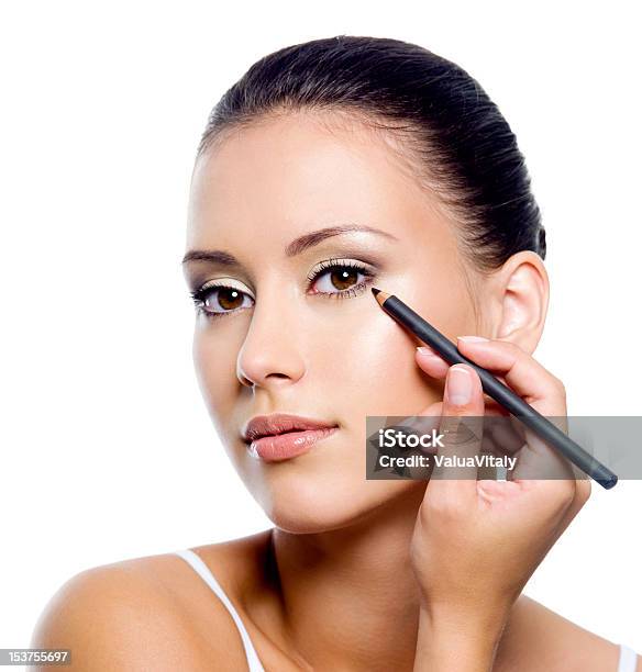 Kobiety Stosujące Eyeliner Na Powieki Z Pensil - zdjęcia stockowe i więcej obrazów Eyeliner - Eyeliner, Kobiety, Ołówek