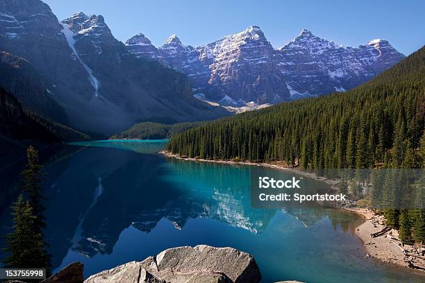 Lago Moraine Alberta Canada - Fotografie stock e altre immagini di Acqua - Acqua, Albero sempreverde, Alberta