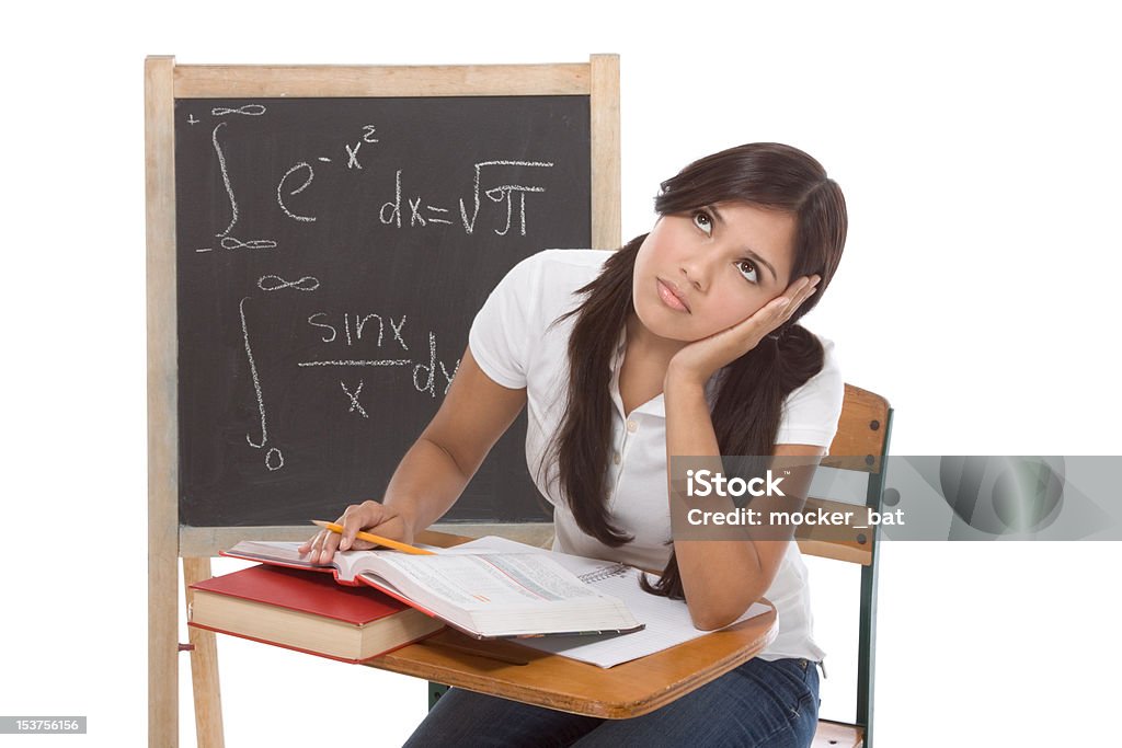 Hispanique Collège étudiant femme étudier les mathématiques examen - Photo de Collégienne libre de droits