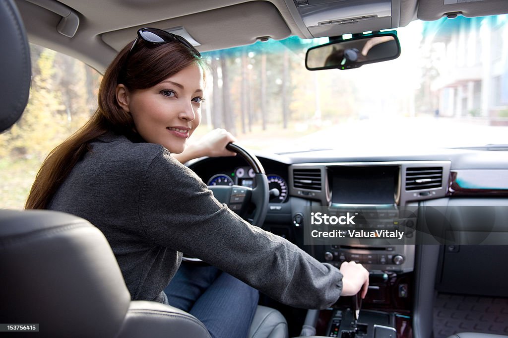 Jovem mulher em carro novo - Foto de stock de 20 Anos royalty-free